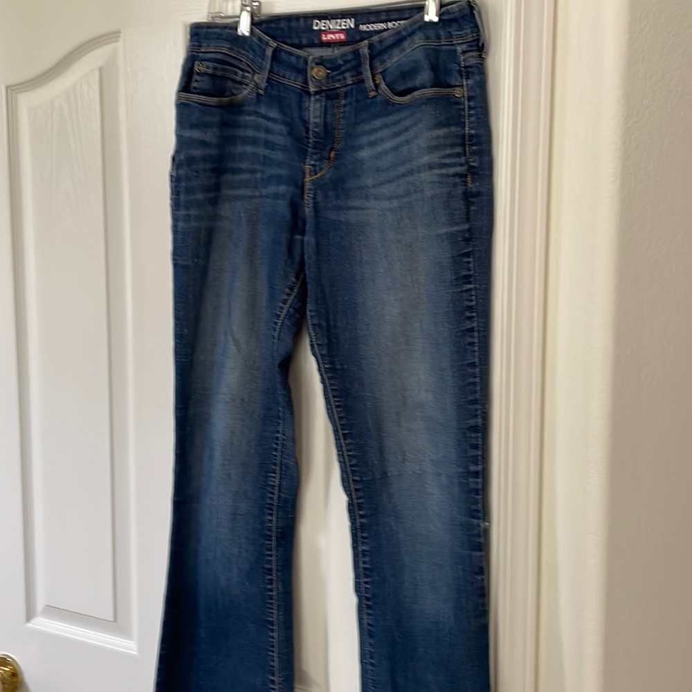 Levi jeans, modern boot cut.. The name of the gene is Denison from Levi.